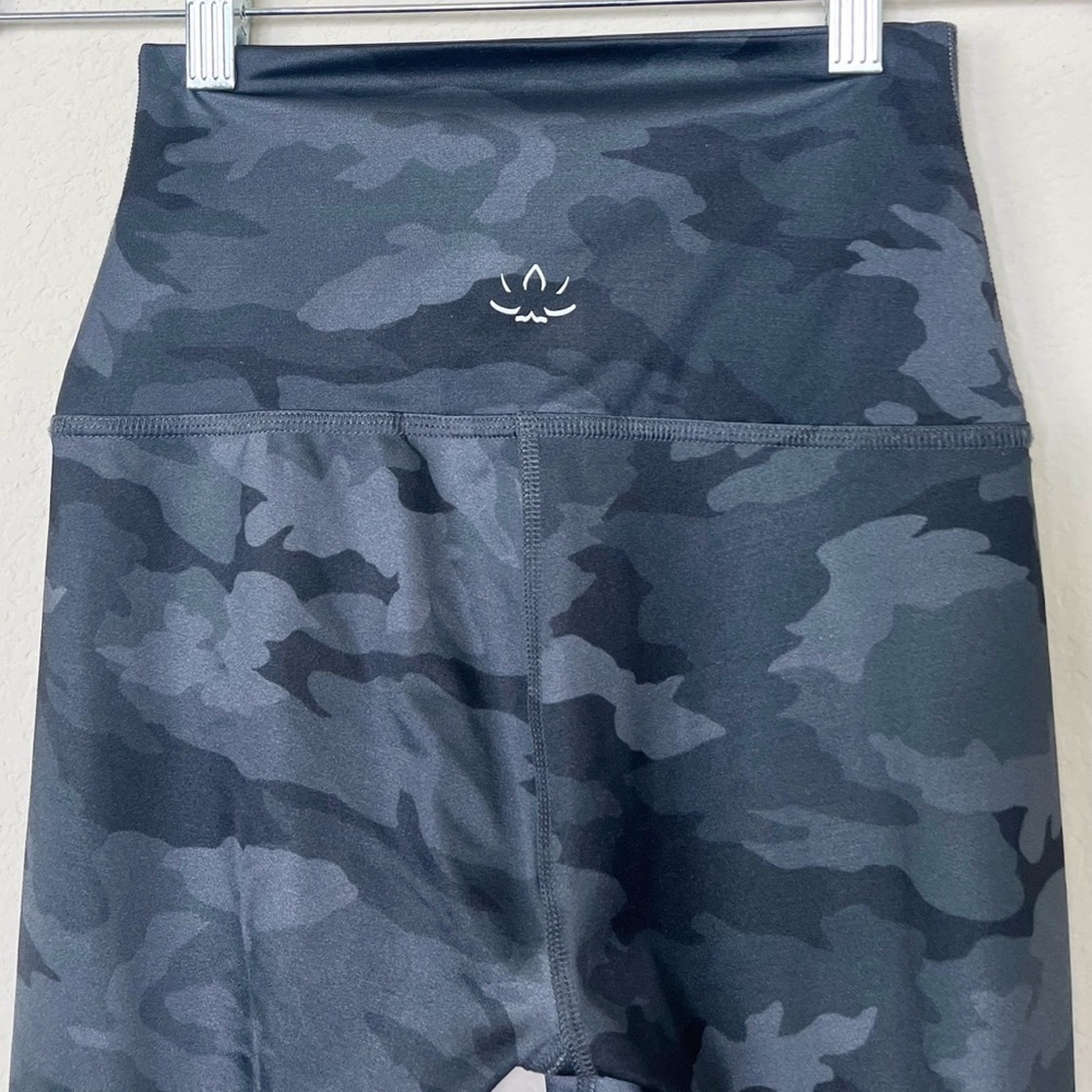 Beyond Yoga Spacedye Printed High Waisted‎ Biker Shorts in Silver Mist Camo - Picture 6 of 10